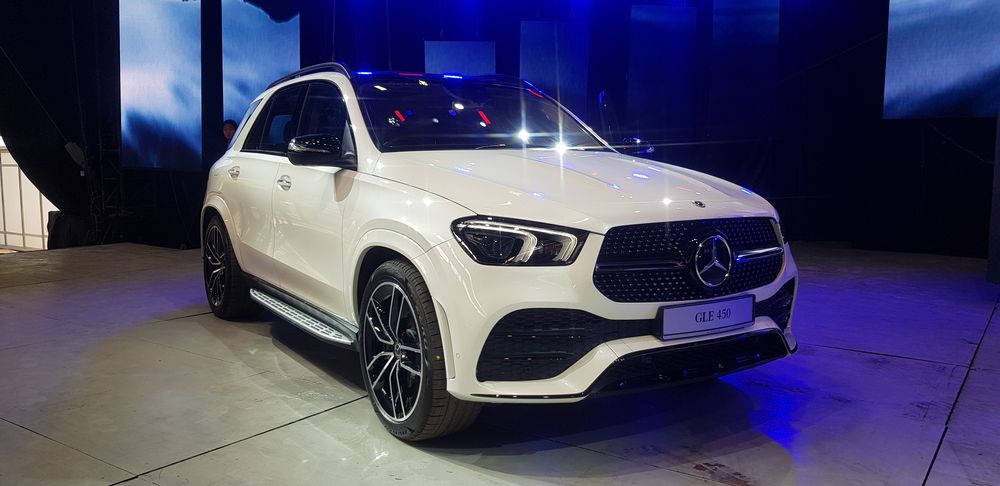 The GLE 450 gets its awesome power from a 3.0 litre in-line six, turbocharged gasoline engine that delivers 367 horsepower and 500Nm of torque.