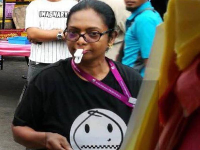 Calon Bebas R. Malarvizhi mengepit bibir menggunakan penyepit sebagai tanda protes. u00e2u20acu201d Foto ihsan Facebook/Kamarul Badlishah