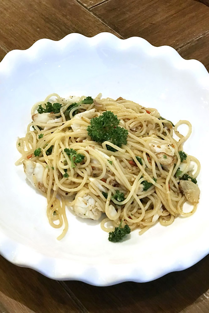 A typical Thai mall pasta: spaghetti stir-fried with crabmeat and garlic.