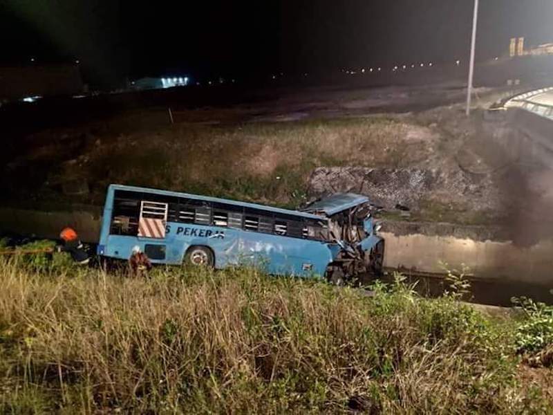 Bas pekerja yang membawa 43 penumpang jatuh ke dalam longkang berhampiran kawasan MAS Kargo, Sepang. u00e2u20acu201d Foto ihsan Facebook/Info Roadblock JPJ/Polis