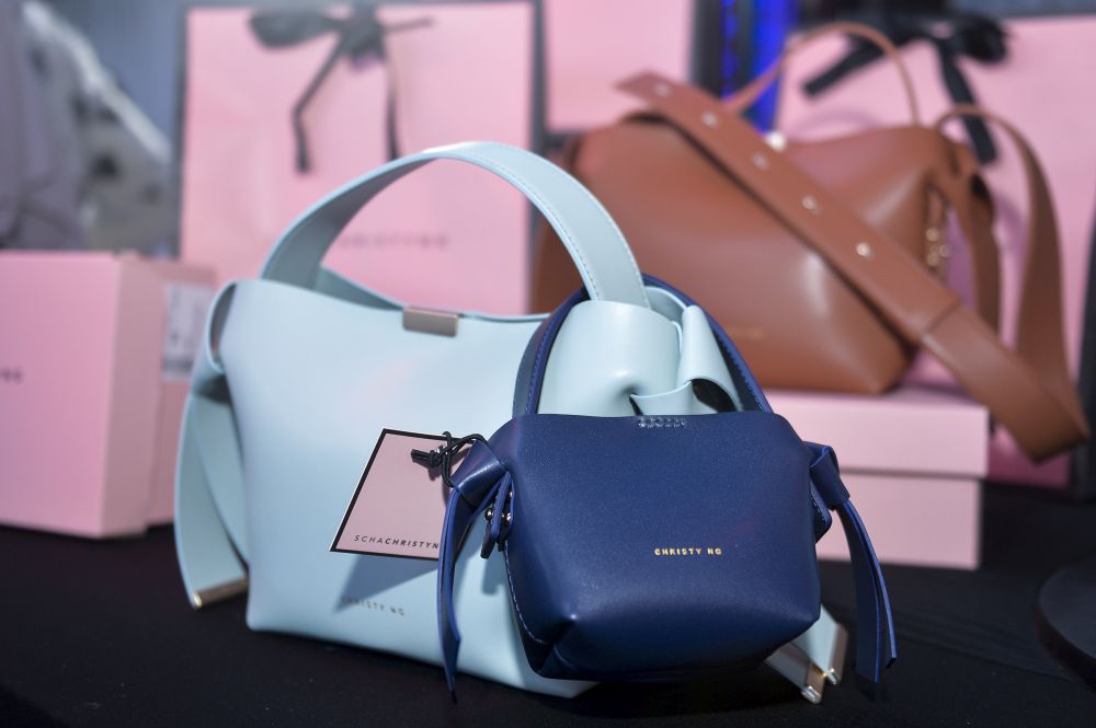 The Cali bag comes with three different compartments in the interior to fit all your belongings.