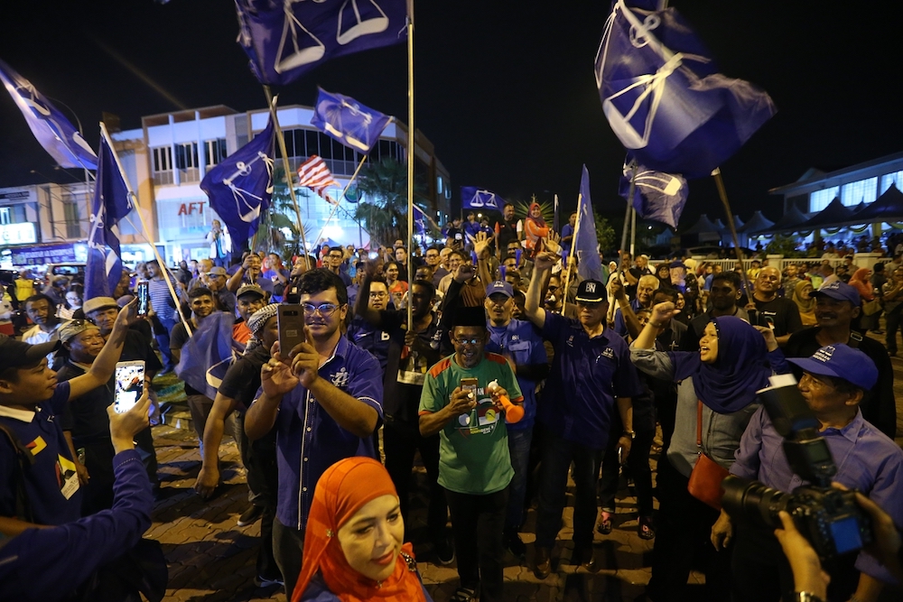Barisan Nasional supporters cheer outside SJK(C) Bandar Sri Sendayan to celebrate Datuk Seri Mohamad Hasan winning the Rantau by-election, April 13, 2019. — Picture by Ahmad Zamzahuri