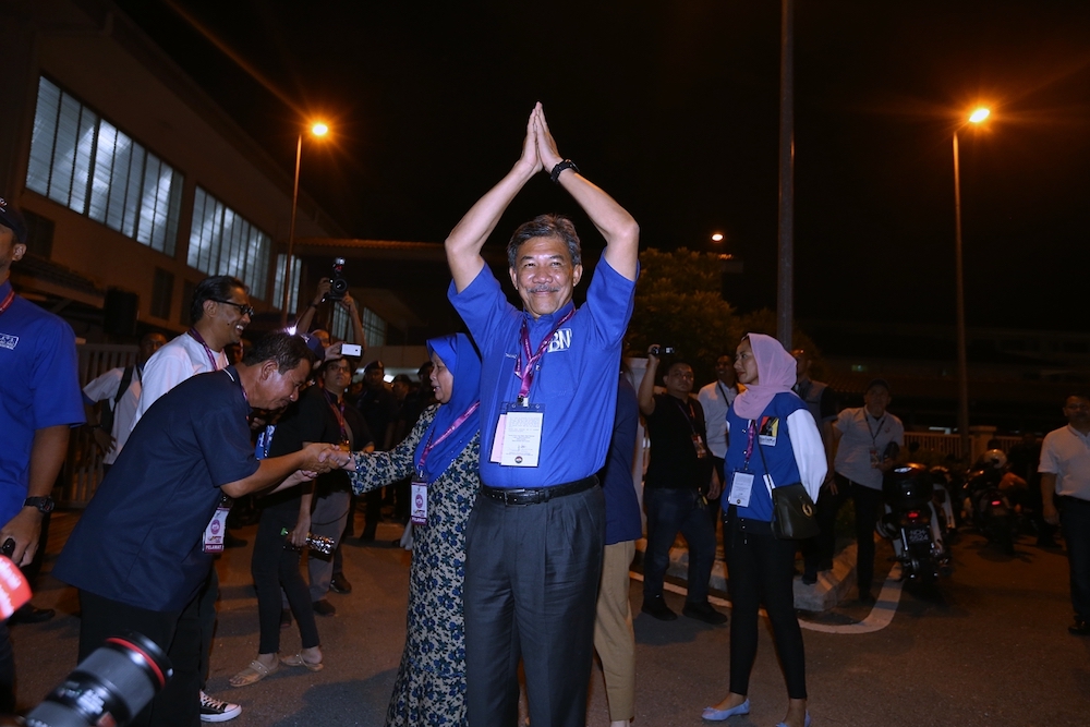 Datuk Seri Mohamad Hasan, winner of the Rantau by-election, arrives at SJKC Bandar Sri Sendayan, April 13, 2019. u00e2u20acu201d Picture by Ahmad Zamzahuri