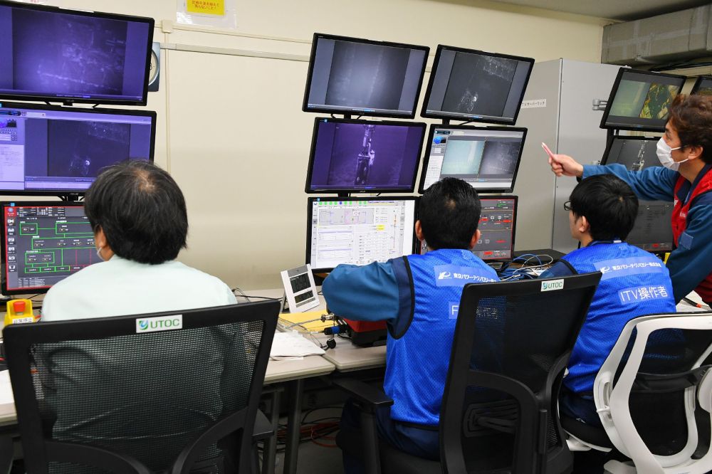 TEPCO operators remove nuclear fuel from the storage pool of the No. 3 unit, one of the reactor buildings damaged by hydrogen explosions in the 2011 disaster in Okuma, Fukushima Prefecture, April 15, 2019. u00e2u20acu201d Japan Pool/Jiji Press pic via AFP