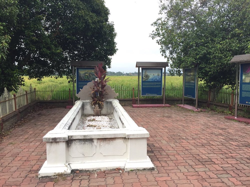 Tun Tejau00e2u20acu2122s mausoleum is one of the tombs Omar Jamail and his family clean monthly. u00e2u20acu201d Picture via Twitter/@The_Endie