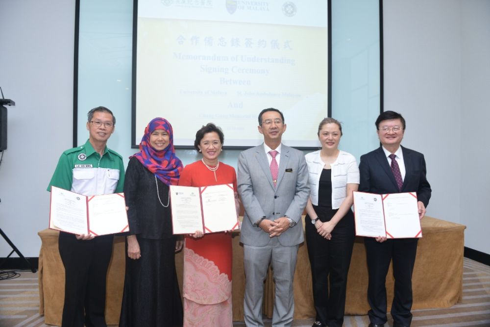 Chen (centre) witnesses the MoU signing between University Malaya and Chang Gung Memorial Foundation. Looking on Lai, Yong, Dr Adeeba, Wang and Cherng. u00e2u20acu201c Picture courtesy of University Malaya