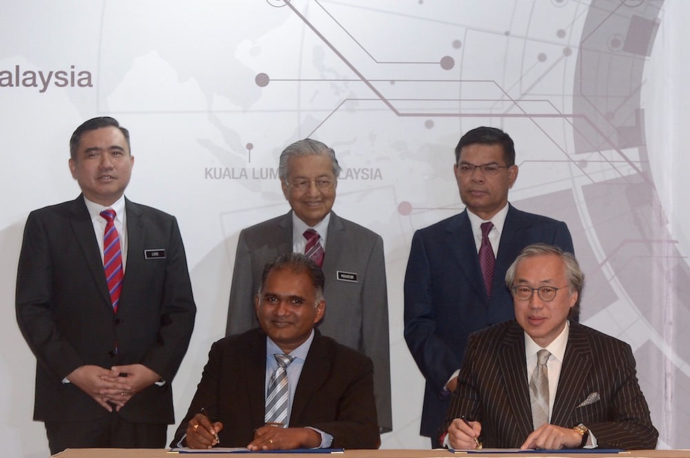 Prime Minister Tun Dr Mahathir Mohamad witnesses the signing ceremony between KA Petra chairman Datuk Shahrul Amirul and Hutchinson Port Holdings Limited group managing director Eric Ip in Putrajaya April 2, 2019. u00e2u20acu201d Picture by Mukhriz Hazim