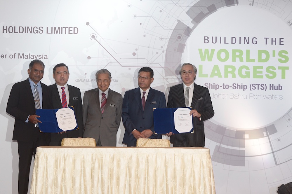 Prime Minister Tun Dr Mahathir Mohamad witnesses the signing ceremony between KA Petra chairman Datuk Shahrul Amirul and Hutchinson Port Holdings Limited group managing director Eric Ip in Putrajaya April 2, 2019. u00e2u20acu201d Picture by Mukhriz Hazim