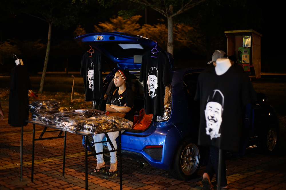 A woman sells T-shirts depicting Barisan Nasional candidate for the Rantau by-election, Datuk Seri Mohamad Hasan, in Bandar Sri Sendayan April 4, 2019. — Picture by Ahmad Zamzahuri