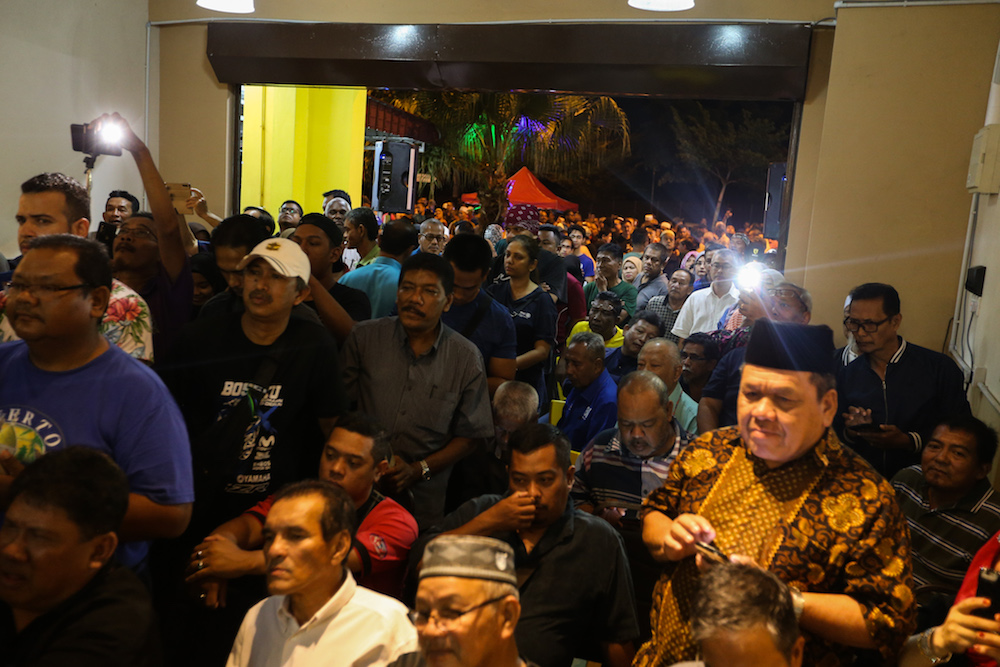 People gather for Datuk Seri Najib Razak’s meet-and-greet session in Bandar Sri Sendayan April 4, 2019, in conjunction with the Rantau by-election. — Picture by Ahmad Zamzahuri