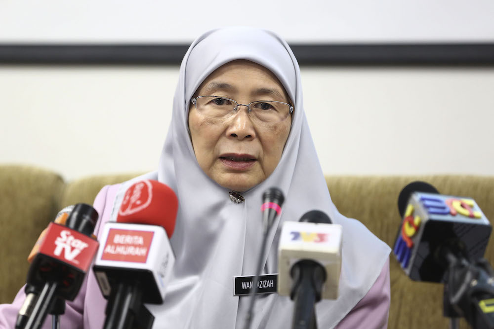 Datuk Seri Dr Wan Azizah Wan Ismail speaks during a press conference in Parliament April 4, 2019. u00e2u20acu201d Picture by Yusof Mat Isa
