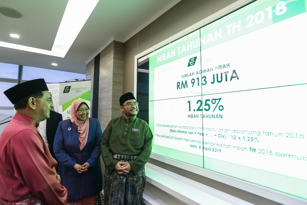Datuk Seri Mujahid Yusof Rawa announces the Tabung Haji hibah for 2018 at the Putrajaya Islamic Complex April 5, 2019. u00e2u20acu201d Picture by Ahmad Zamzahuri