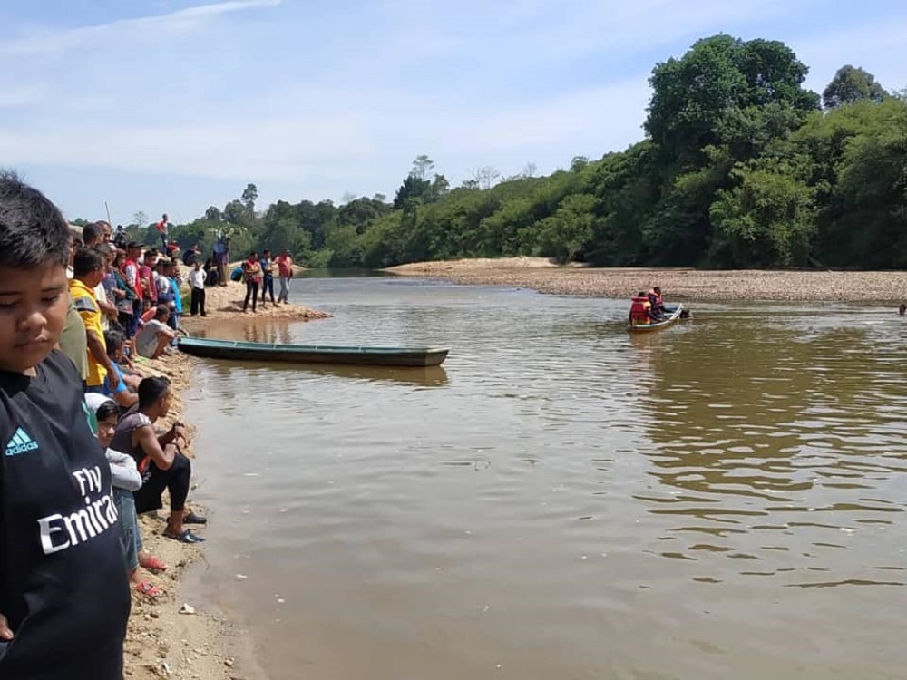 Anggota bomba bersama agensi lain dan penduduk kampung melakukan kerja mencari dan menyelamat di Sungai Pergau, 4 April 2019. u00e2u20acu201d Foto ihsan Facebook/Info semasa Jeli