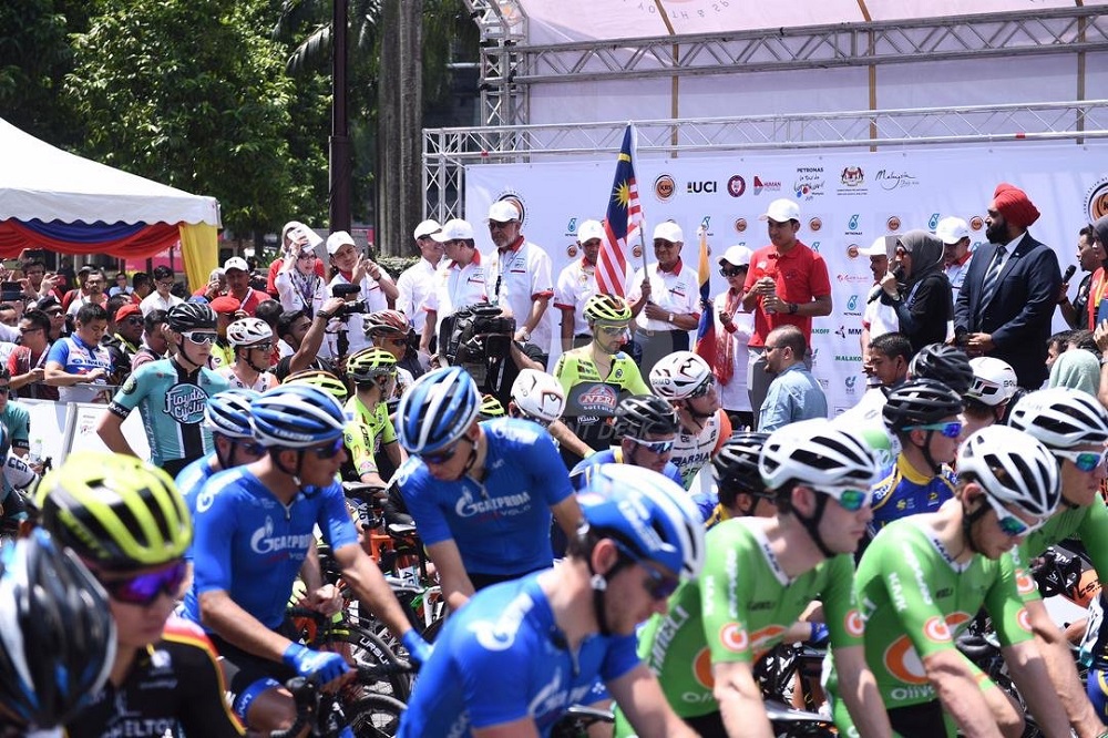 Prime Minister Tun Dr Mahathir Mohamad flagged off the 132 riders from 22 teams who will be cycling from Kuala Lumpur to Tampin, Negri Sembilan, a distance of 176.9km in Kuala Lumpur April 6, 2019. u00e2u20acu201d Picture via Twitter/Bernamadotcom
