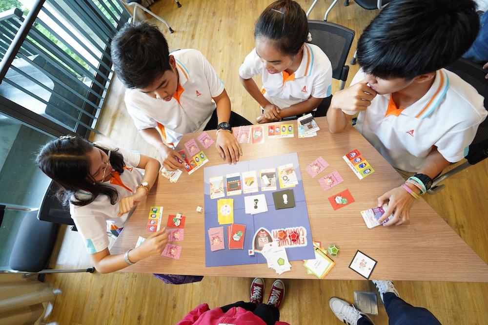 Thai students having a go at playing u00e2u20acu02dcFortune Condomu00e2u20acu2122. u00e2u20acu201d Picture from Facebook/Thammasat-Banpu Innovative Learning Programnn