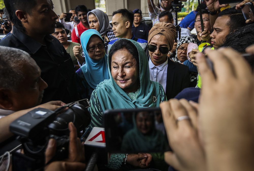 Datin Seri Rosmah Mansor speaks to media at the Kuala Lumpur High Court April 10, 2019. u00e2u20acu201d Picture by Firdaus Latif 