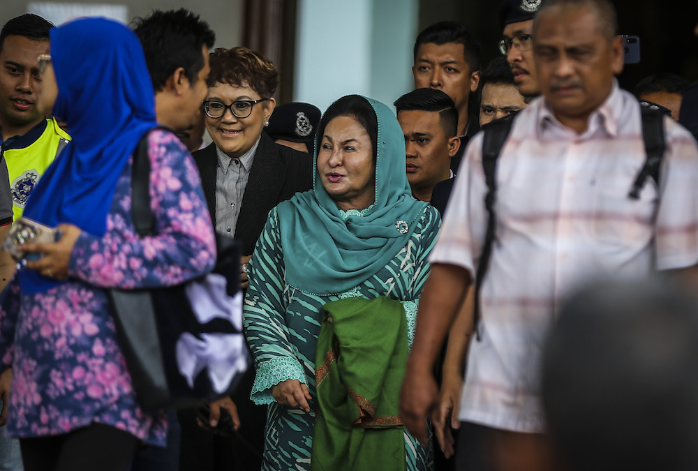 Datin Seri Rosmah Mansor leaves the Kuala Lumpur High Court April 10, 2019. u00e2u20acu201d Picture by Firdaus Latif 