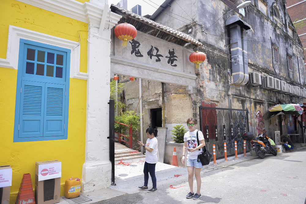 Psst... think you can find this hidden entrance to Kwai Chai Hong? It’s fairly near the Pasar Seni MRT and LRT stations, or the Maharajalela monorail station. 