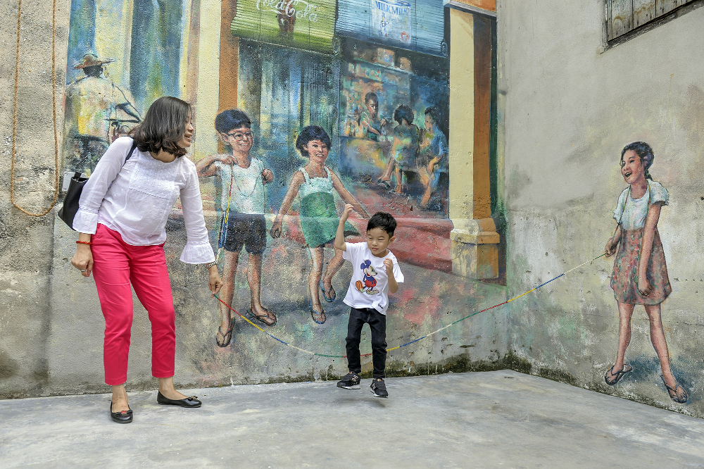 Bai Chuan Management’s Zeen Chang hopes that both the young and the old can enjoy Kwai Chai Hong. Seen here are two visitors. 