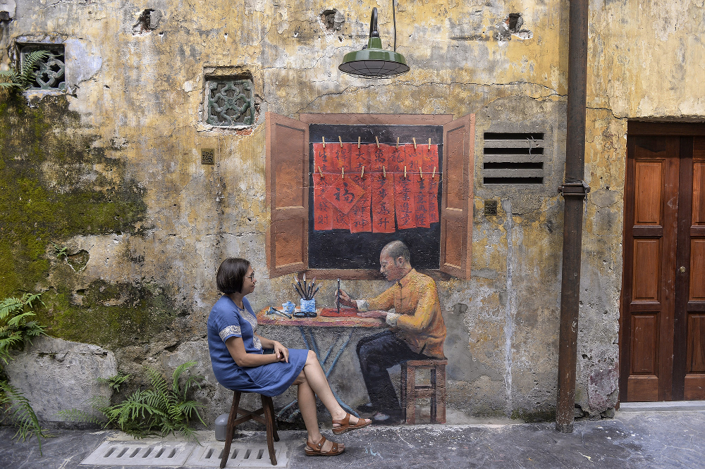 Chinese settlers in the old days would seek out the services of a calligrapher who had the necessary education required to write letters to their families. 