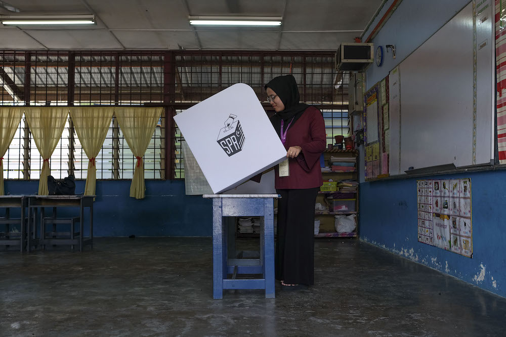 An Election Commission officer makes final preparations for the by-election at a polling centre in Sekolah Kebangsaan Nyatoh in Rantau April 12, 2019. u00e2u20acu201d Picture by Yusof Mat Isa