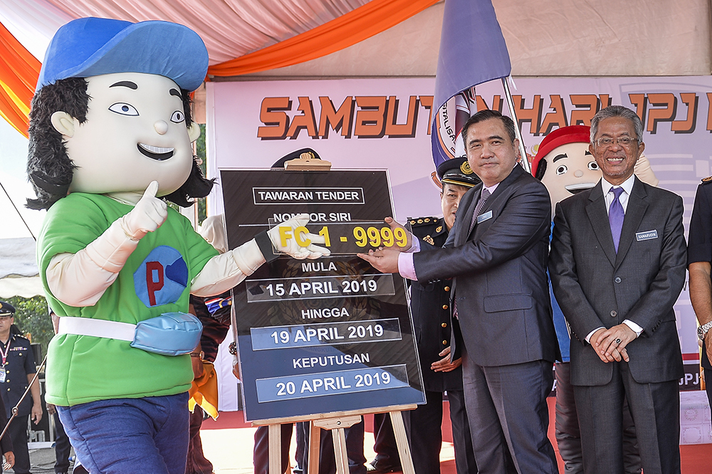 Transport Minister Anthony Loke launches a car plate during the Road Transport Departmentu00e2u20acu2122s (JPJ) 73rd anniversary celebrations in Kuala Lumpur April 15, 2019. u00e2u20acu201d Picture by Miera Zulyana