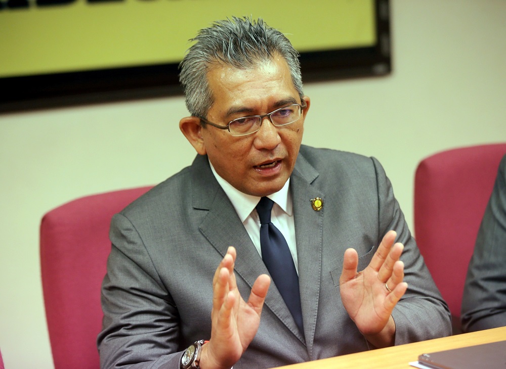 Rungkup assemblyman Datuk Shahrul Zaman Yahya speaks during a press conference in Ipoh April 18, 2019. u00e2u20acu201d Picture by Farhan Najib