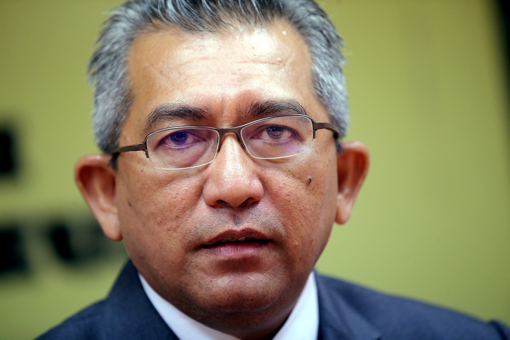 Rungkup assemblyman Datuk Shahrul Zaman Yahya speaks during a press conference in Ipoh April 18, 2019. u00e2u20acu201d Picture by Farhan Najib