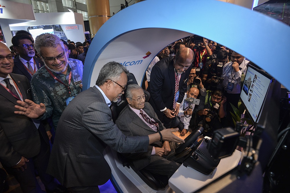 Prime Minister Tun Dr Mahathir Mohamad at the launch of the 5G Showcase in Putrajaya April 18, 2019. u00e2u20acu201d Picture by Mukhriz Hazim