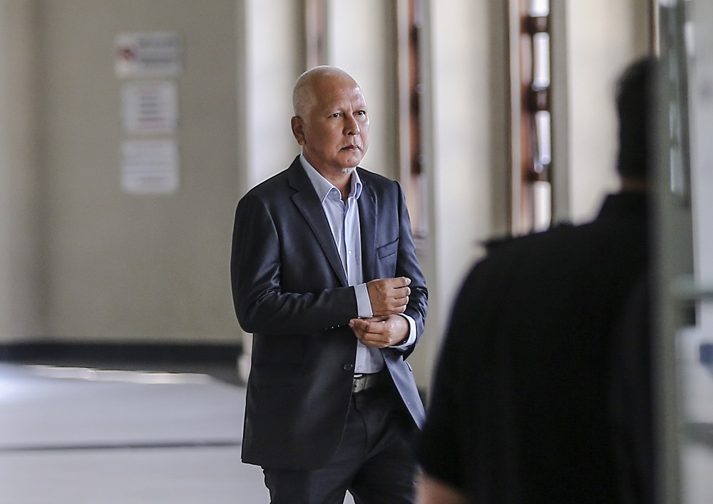 One of the trustees of Rumah Penyayang Tun Abdul Razak, Abdul Munir Othman, arrives at the Kuala Lumpur High Court Complex April 22, 2019. — Picture by Firdaus Latif