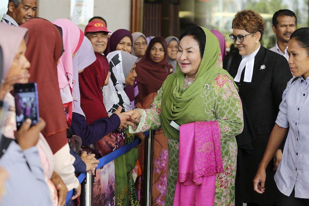 Datin Seri Rosmah Mansor greets supporters as she leaves the Kuala Lumpur Court Complex April 24, 2019. 