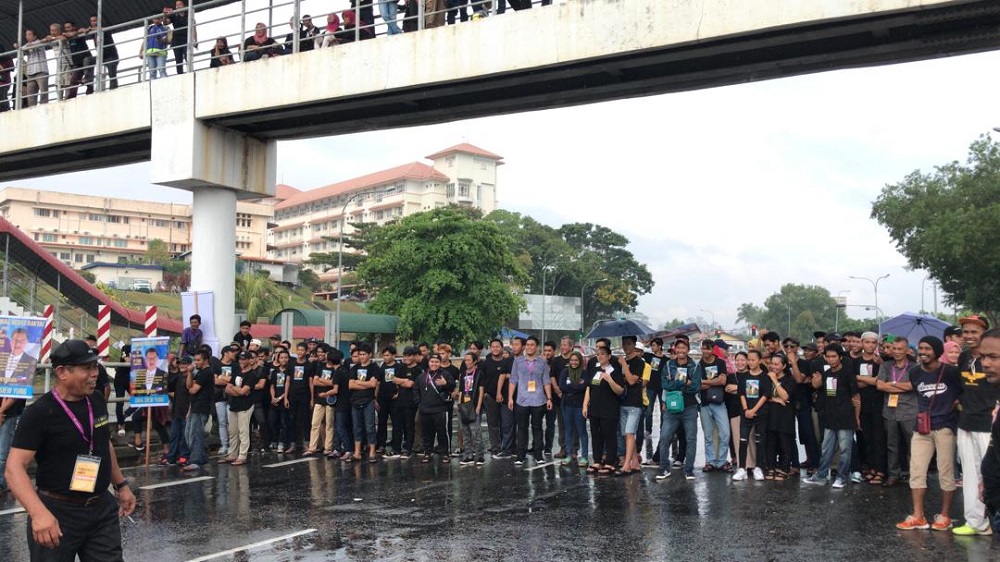 A drizzle did not stop supporters of the candidates gathering in force to accompany them to the nomination centre at Sandakan April 27, 2019. u00e2u20acu201d Picture via Twitter/Bernama