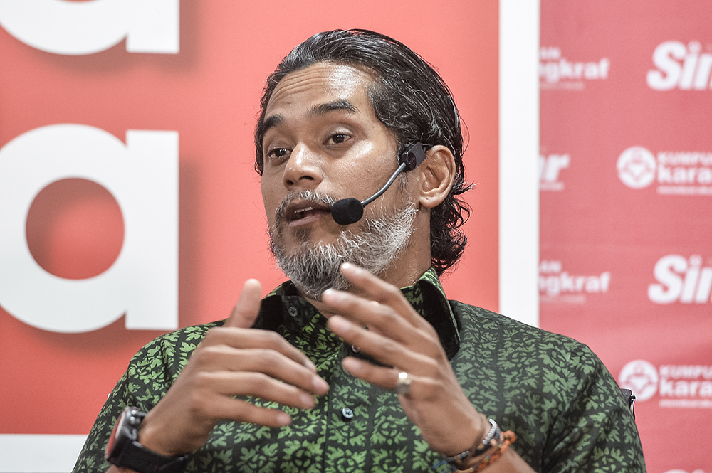 Rembau MP Khairy Jamaluddin speaks during a Bicara Minda session in Shah Alam on April 29, 2019. u00e2u20acu201d Picture by Miera Zulyana