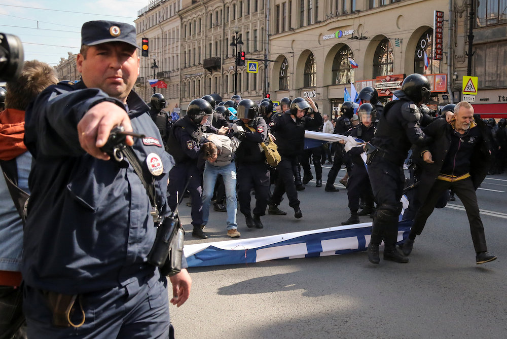 Police officers detain opposition protesters during a May Day rally in Saint Petersburg May 1, 2019. u00e2u20acu201d Reuters picnn