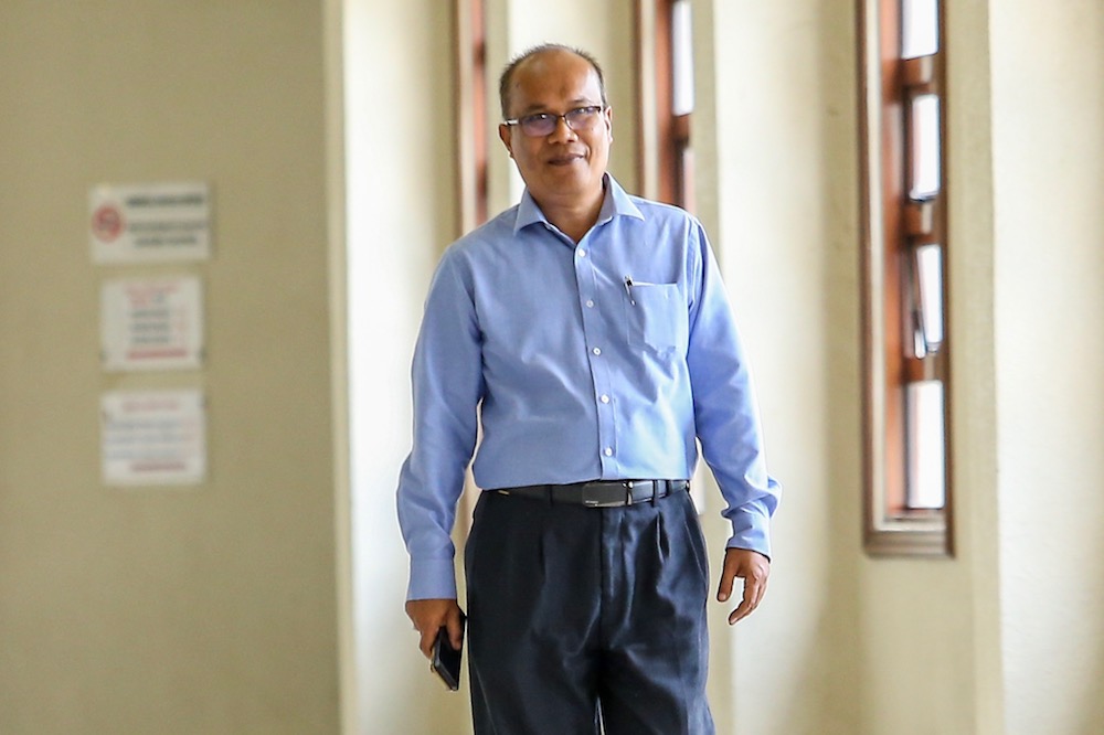 Badan Perhubungan Umno Pulau Pinang executive secretary, Ahmad Sahar Shuib, arrives at the Kuala Lumpur Court Complex April 23, 2019. — Picture by Hari Anggara