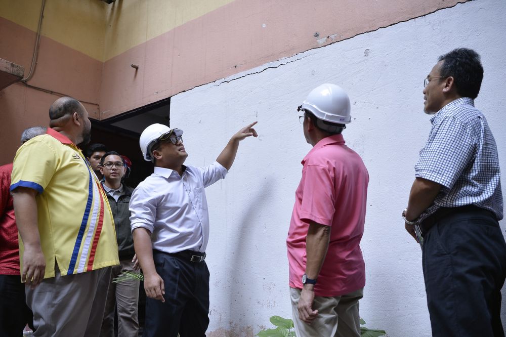 Amirudin Shari meninjau keadaan Blok F Flat Taman Keramat Permai yang mengalami keretakan stuktur ketika melawat kawasan terbabit semalam. u00e2u20acu201d Foto Bernama
