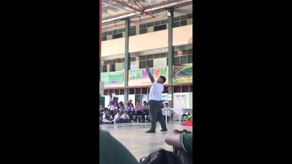  The 17-second performance has been viewed over 200,000 times on Twitter. u00e2u20acu2022 Screengrab from Twitter/@aimanzzss