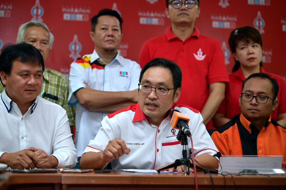 Sarawak DAP chairman, Chong Chieng Jen speaking at a press conference at DAP Headquarters, Kuching, April 7, 2019. u00e2u20acu201d Bernama pic