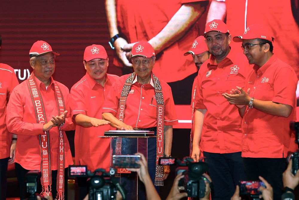 Bersatu chairman Tun Dr Mahathir Mohamad (centre) launching Sabah Bersatu in Penampang, April 6, 2019. u00e2u20acu201d Bernama pic
