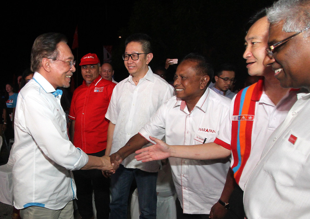 Datuk Seri Anwar Ibrahim shakes hands with Dr S. Streram during a ceramah organised by DAP in conjunction with the Rantau by-election in Seremban April 6, 2019. u00e2u20acu201d Bernama pic 