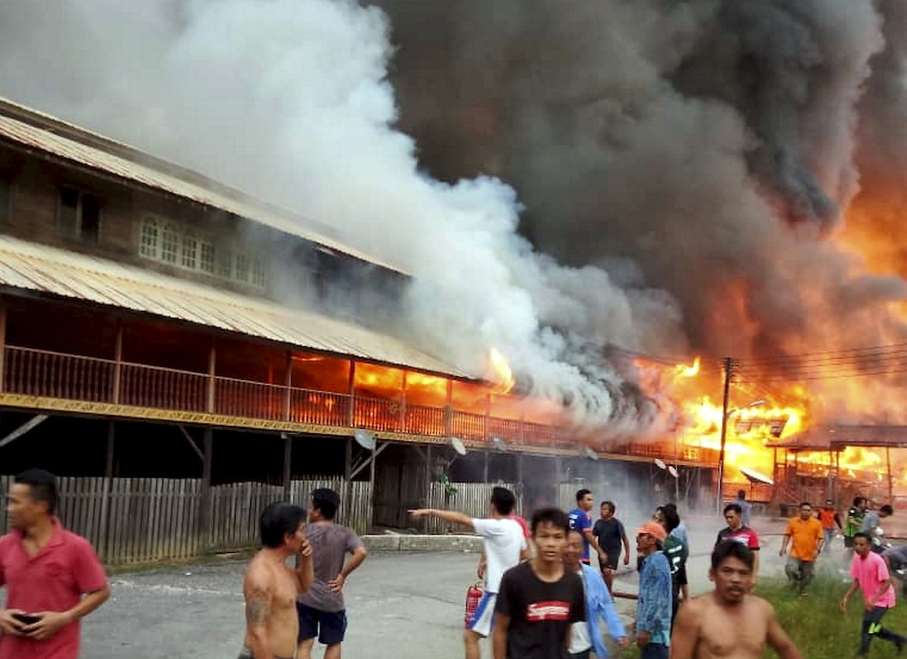 People flee as a fire destroys two blocks of longhouses at the Sungai Asap Resettlement Scheme in Uma Bawang, Sungai Koyan April 16, 2019. u00e2u20acu201d Bernama pic
