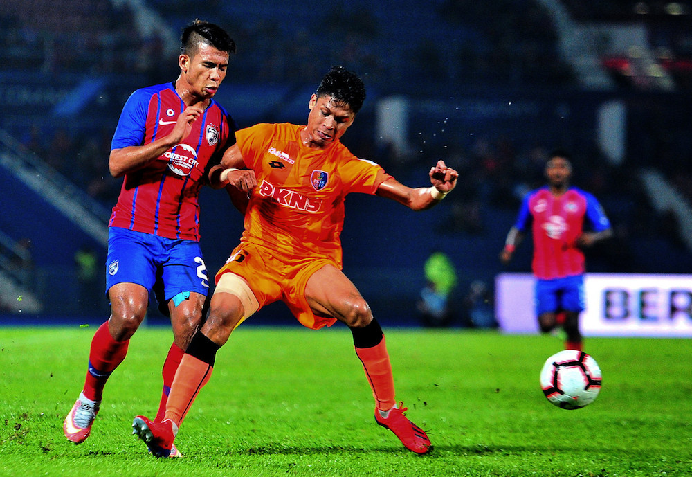 JDTu00e2u20acu2122s Muhammad Safawi Rasid (left) and PKNS FCu00e2u20acu2122s Muhamad Faizat Mohamad Ghazali fight for the ball during their FA Cup third-round match in Johor Baru April 20, 2019. u00e2u20acu201d Bernama pic