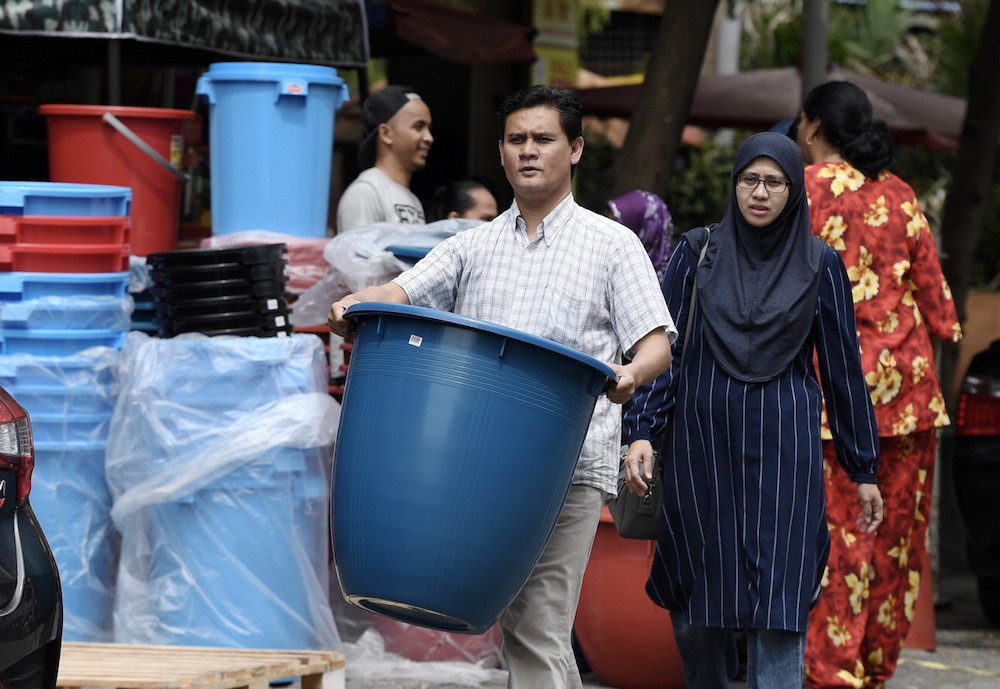 A man carries a plastic drum in Kuala Lumpur April 23, 2019. u00e2u20acu201d Bernama pic