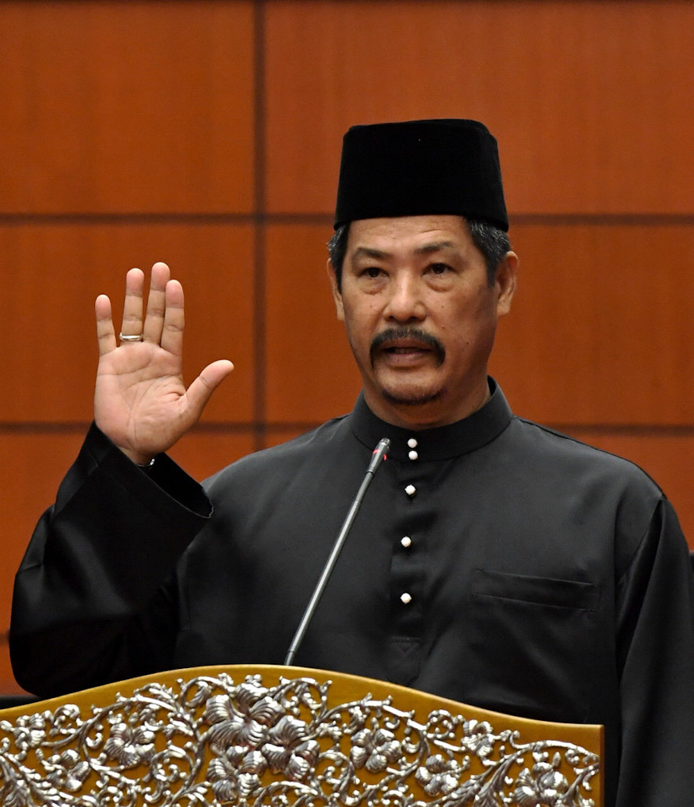 Datuk Isa Ab Hamid takes his oath of office before Senate president, Tan Sri SA Vigneswaran, in Parliament April 22, 2019. u00e2u20acu201d Bernama pic