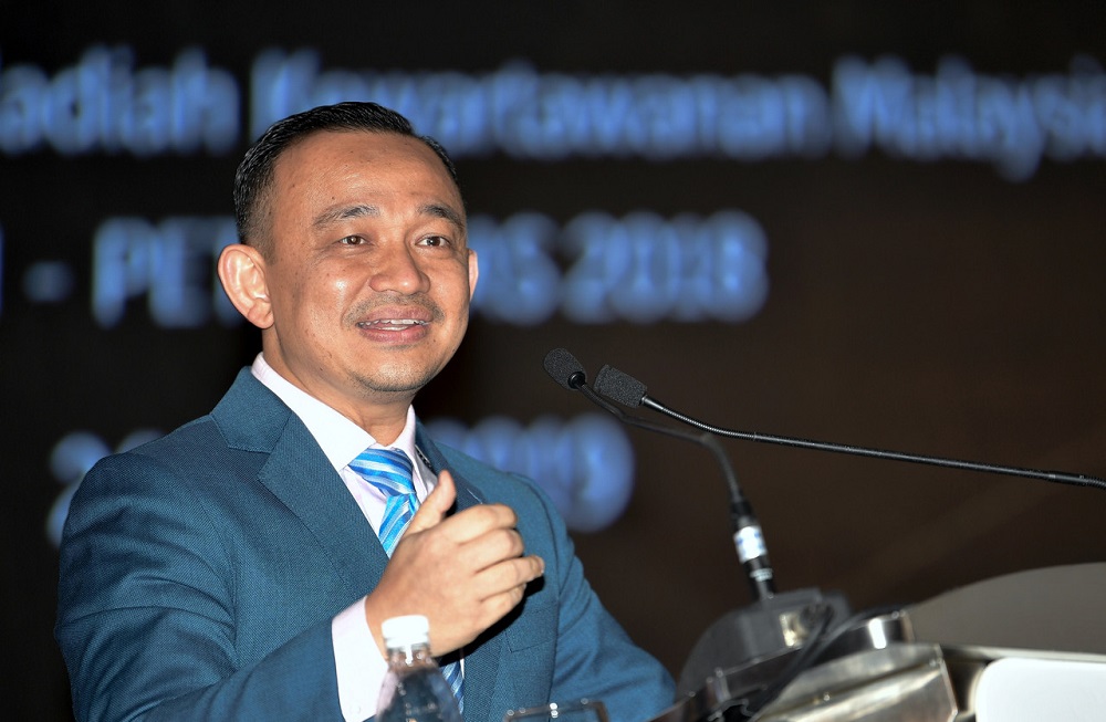 Education Minister Maszlee Malik delivers his speech at the Malaysian Press Night 2019 for the MPI PETRONAS 2018 awards in Kuala Lumpur April 26, 2019. u00e2u20acu201d Bernama pic