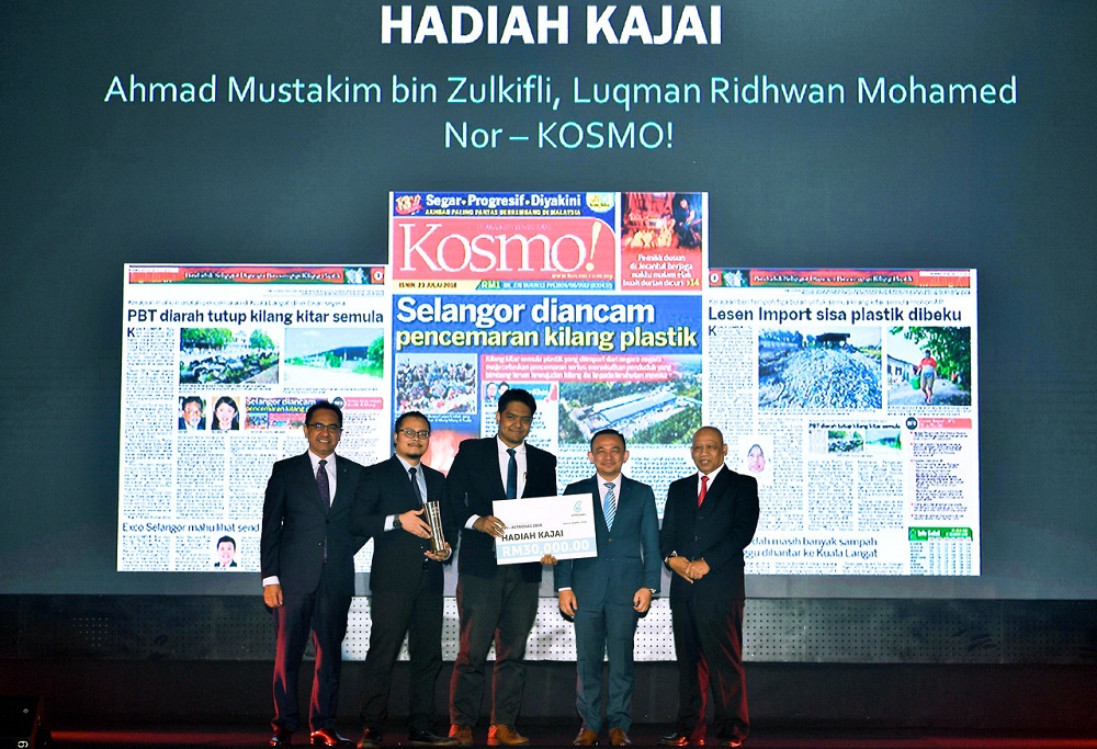 Education Minister Maszlee Malik (second right) presents the Kajai award to Kosmo! journalist Ahmad Mustakim Zulkifli (centre) at the Malaysian Press Night 2019 for the MPI Petronas 2018 awards in Kuala Lumpur April 26, 2019. u00e2u20acu201d Bernama pic