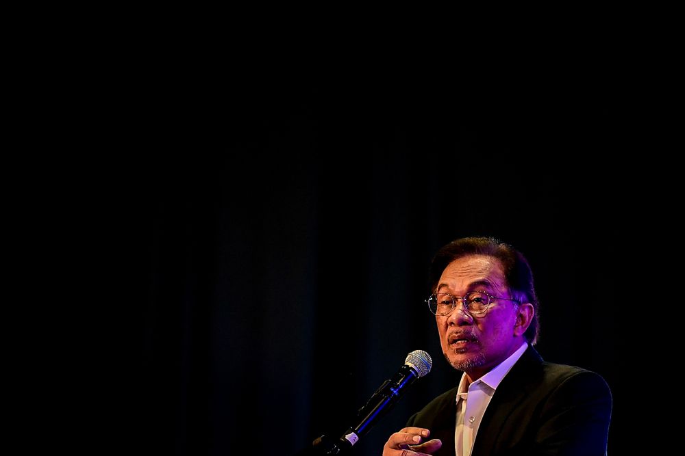 Datuk Seri Anwar Ibrahim delivers the closing keynote address at Malaysia Social Media Week Summit 2019 at MITEC, April 25, 2019. u00e2u20acu201d Picture by Hari Anggara