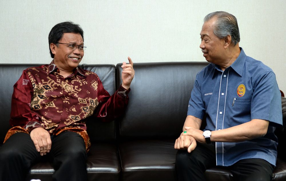 Sabah Chief Minister Datuk Seri Mohd Shafie Apdal (left) speaking to Home Minister Tan Sri Muhyiddin Yassin during the latteru00e2u20acu2122s courtesy call at the Chief Minister's Office in Kota Kinabalu April 6, 2019. u00e2u20acu201d Bernama pic
