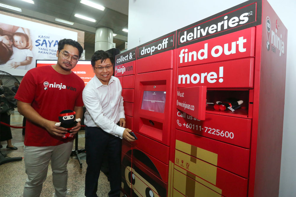 Ninja Van Malaysiau00e2u20acu2122s country head Adzim Halim (left) and Prasaranau00e2u20acu2122s group chief operating officer (strategy and transformation) Ang Yoke Kee demonstrating how the u00e2u20acu02dcNinja Boxu00e2u20acu2122 works. u00e2u20acu201d Picture by Yusof Mat Isa