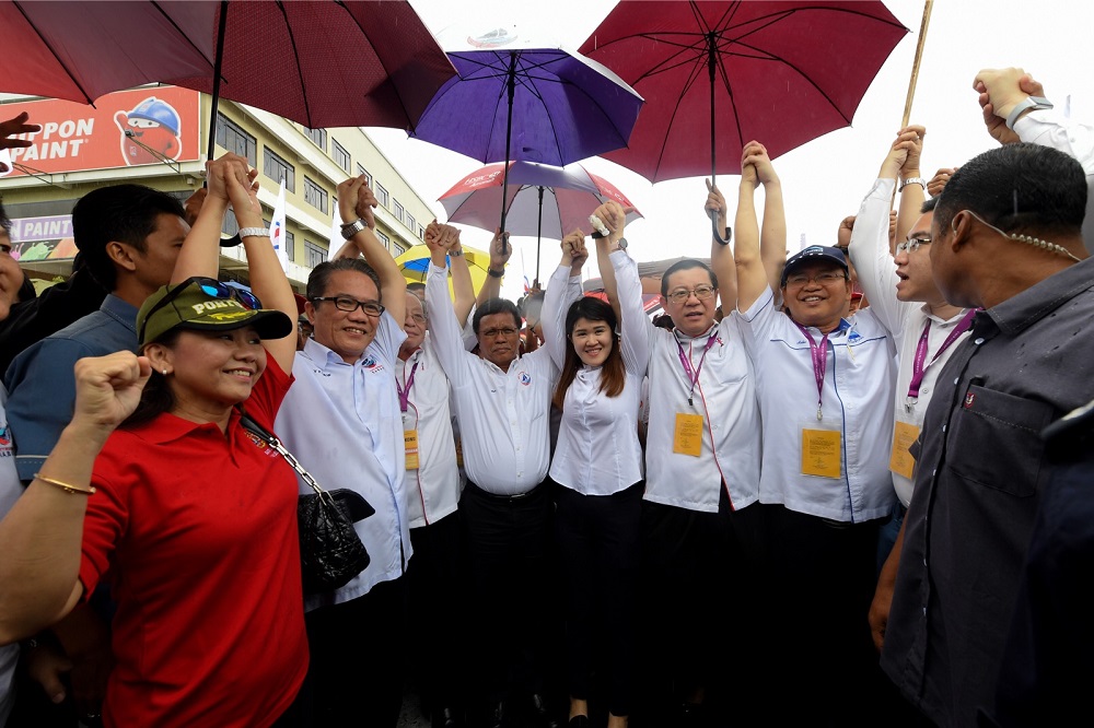DAPu00e2u20acu2122s candidate Vivian Wong Shir Yee (centre) arrives at the nomination centre at Dewan Sekolah Menengah Jenis Kebangsaan in Sandakan April 27, 2019. u00e2u20acu201d Bernama pic